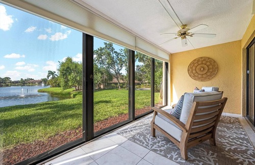 Gulf Gate Estates Condominio | Stunning lakefront condo near nSiesta Key beach
