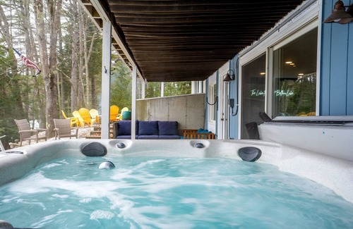 East Wakefield Casa | Stunning Lakefront Oasis—Hot Tub, Beach & Luxury!