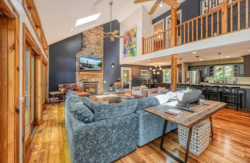 Livingston Casa | Stunning lakefront house with view, Free Wifi and secluded swimming area