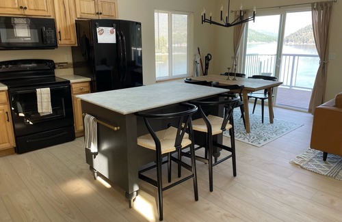 Loon Lake Casa | Stunning lakefront views in a serene and relaxing cove on Deer Lake.