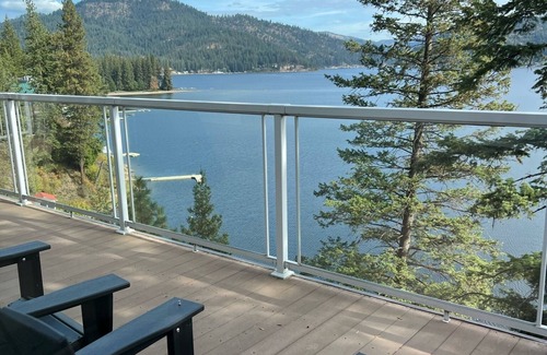 Loon Lake Casa | Stunning lakefront views in a serene and relaxing cove on Deer Lake.