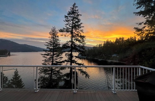 Loon Lake Casa | Stunning lakefront views in a serene and relaxing cove on Deer Lake.