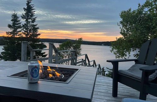 Burnt Cove Casa | Stunning Lakeside Retreat in Tors Cove – Nature Lover’s Paradise!