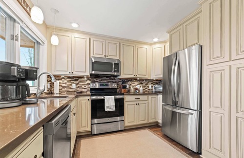 Bellaire Casa | New, condo stunning Lake View