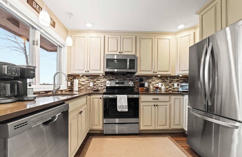 Bellaire Casa | New, condo stunning Lake View