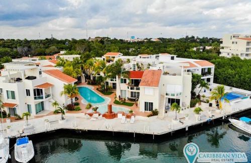 Puerto Aventuras Apartamento | Stunning Large Remodeled Penthouse-Big Canal Views