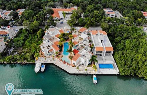 Puerto Aventuras Apartamento | Stunning Large Remodeled Penthouse-Big Canal Views