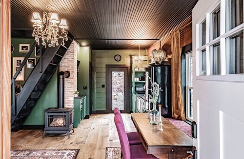 Bridgton Casa | Stunning Library Tiny Home *Private Hot Tub*King Bed*Minutes to Lakes & Hiking