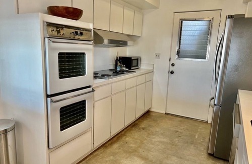 Canyon Corridor Condominio | Stunning light-filled Mid-Century Mod Condo in iconic Canyon View Estates.