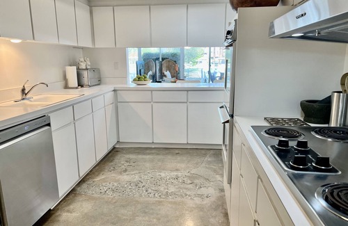 Canyon Corridor Condominio | Stunning light-filled Mid-Century Mod Condo in iconic Canyon View Estates.