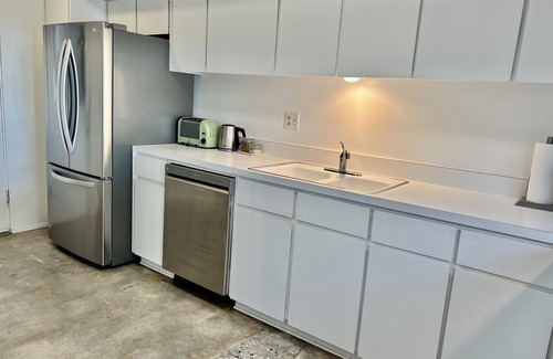 Canyon Corridor Condominio | Stunning light-filled Mid-Century Mod Condo in iconic Canyon View Estates.