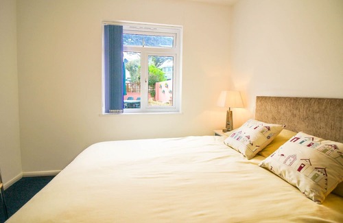 Holywell Apartamento | Stunning location, right next to the beach