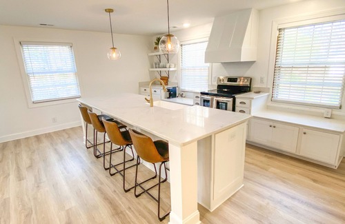 North Garrett Road Casa | Stunning Loft w/ King Suite: near Duke/UNC, RDU Airport, Downtown