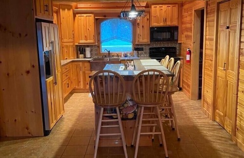 Kesley Casa | Stunning Log Cabin W/River Views and Hot Tub