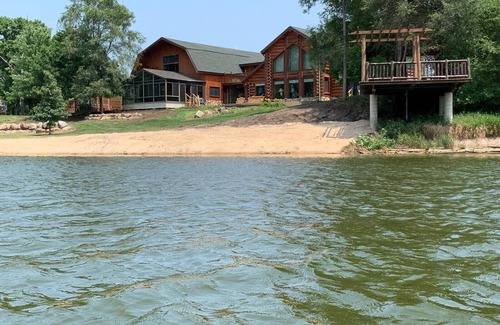Kesley Casa | Stunning Log Cabin W/River Views and Hot Tub
