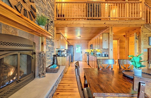 Screamer Mountain Cabina | Stunning Log Cabin w/ Mtn. Views min. from Downtown Clayton, GA! Dog Friendly