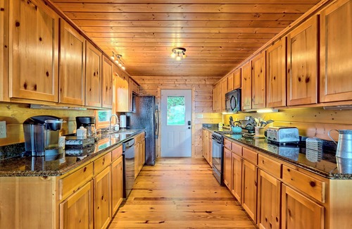 Screamer Mountain Cabina | Stunning Log Cabin w/ Mtn. Views min. from Downtown Clayton, GA! Dog Friendly