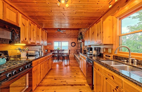 Screamer Mountain Cabina | Stunning Log Cabin w/ Mtn. Views min. from Downtown Clayton, GA! Dog Friendly