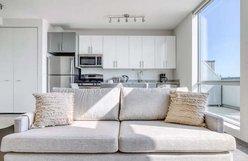 Logan Square Apartamento | Stunning Logan Square 2BR w/ Roof Deck & Gym, 1 block to L, by Blueground