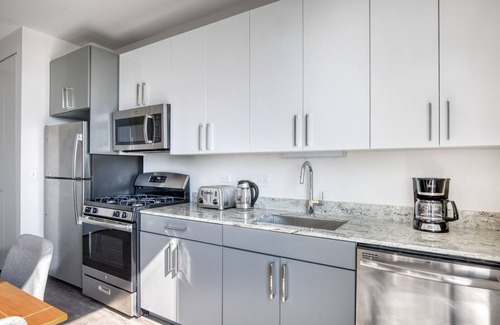 Logan Square Apartamento | Stunning Logan Square 2BR w/ Roof Deck & Gym, 1 block to L, by Blueground