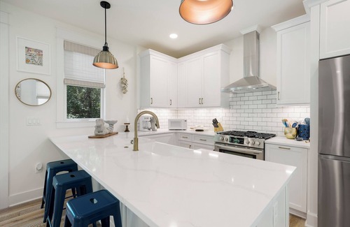 Seaside Casa | Stunning Luxury Guest Cottage in Seaside! Close to pool + 2 Adult Bikes!
