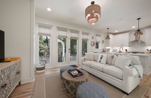 Seaside Casa | Stunning Luxury Guest Cottage in Seaside! Close to pool + 2 Adult Bikes!
