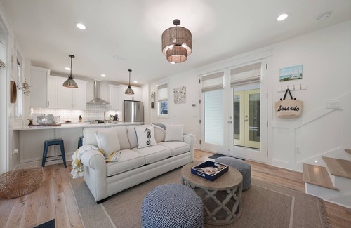 Seaside Casa | Stunning Luxury Guest Cottage in Seaside! Close to pool + 2 Adult Bikes!
