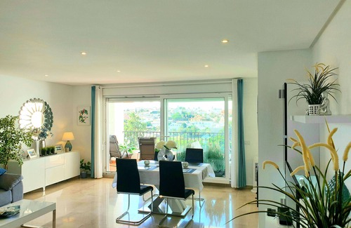 Torrequebrada Apartamento | Impresionante apartamento de lujo con vistas al mar, golf y montaña