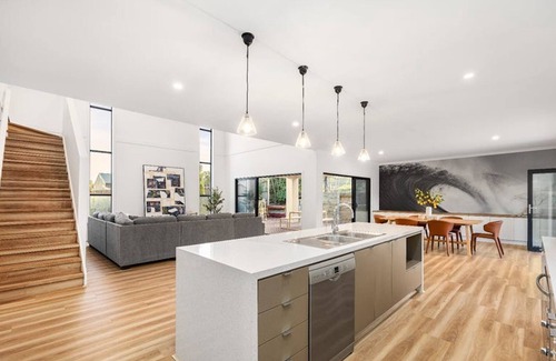 Sunbury Casa | Stunning Luxury, Breathtaking View. Close to the Airport and Freeways.