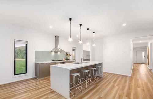 Sunbury Casa | Stunning Luxury, Breathtaking View. Close to the Airport and Freeways.