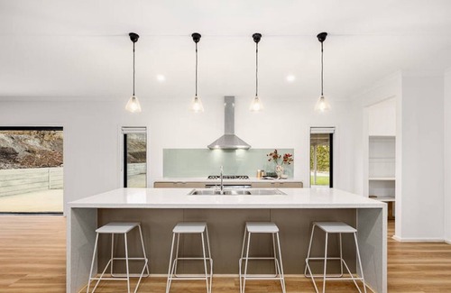 Sunbury Casa | Stunning Luxury, Breathtaking View. Close to the Airport and Freeways.
