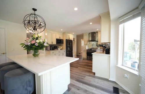 Macomb Casa | Stunning Luxury Colonial Estate