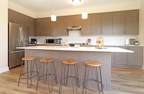 Peterborough Casa | Stunning Luxury Home | Sleeps 8, Premium location