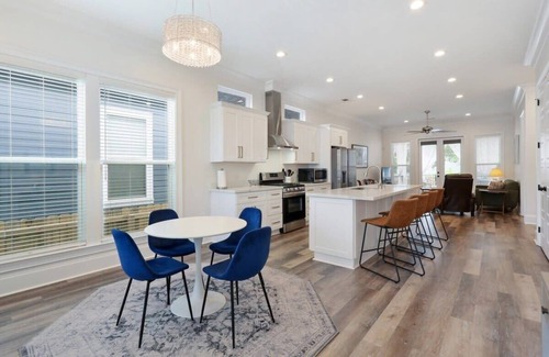 Leonidas Casa | Stunning Luxury Home 2 Blocks From Streetcar!