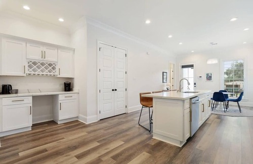Leonidas Casa | Stunning Luxury Home 2 Blocks From Streetcar!