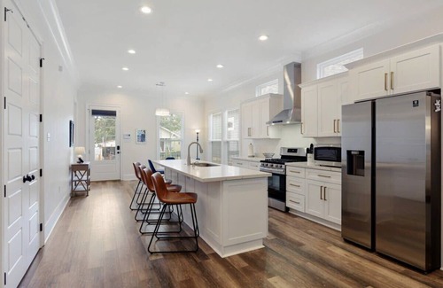 Leonidas Casa | Stunning Luxury Home 2 Blocks From Streetcar!