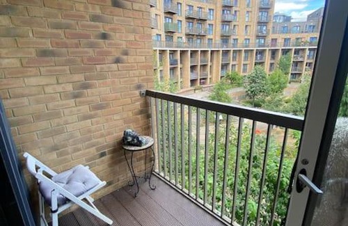 Broad Green Apartamento | Stunning luxury spacious apartment with balcony in London.