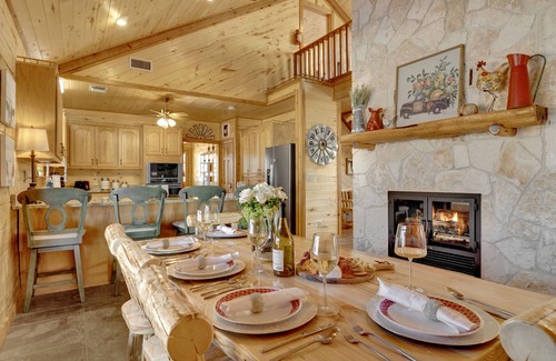 Fredericksburg Casa | Stunning Luxury Log Cabin Near Town - Wheelchair Accessible!