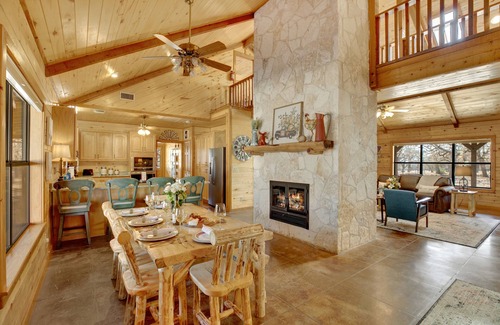 Fredericksburg Casa | Stunning Luxury Log Cabin Near Town - Wheelchair Accessible!