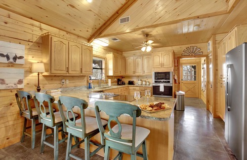 Fredericksburg Casa | Stunning Luxury Log Cabin Near Town - Wheelchair Accessible!