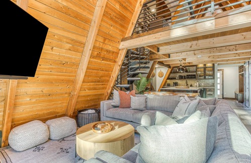 Government Camp Casa | Stunning Luxury A-Frame in the Heart of Government Camp, walk to Skibowl