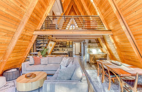 Government Camp Casa | Stunning Luxury A-Frame in the Heart of Government Camp, walk to Skibowl