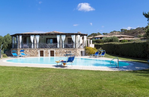 Capo Coda Cavallo Villa | Impresionante villa de lujo con piscina y amplio jardín a 50 metros de la playa.
