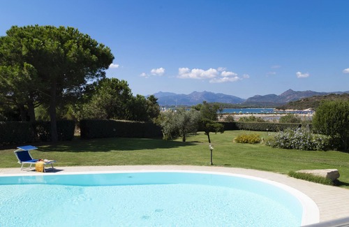 Capo Coda Cavallo Villa | Impresionante villa de lujo con piscina y amplio jardín a 50 metros de la playa.