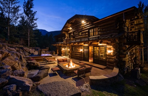 Vail Casa | Fabulous Log Home, MAX Luxury, Cinema, VIP Village Parking, Vistas increíbles!