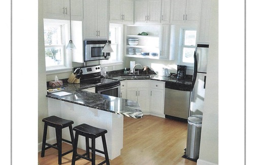 Sturgeon Bay Cabaña | Stunning Marina Cottage - ON WATER