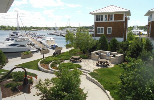 Sturgeon Bay Cabaña | Stunning Marina Cottage - ON WATER