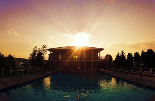 Sturgeon Bay Cabaña | Stunning Marina Cottage - ON WATER