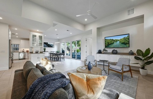 Barton Heights Casa | Stunning Mid-century Perfection, Heated Pool & Hot Tub Zilker & Barton Springs!