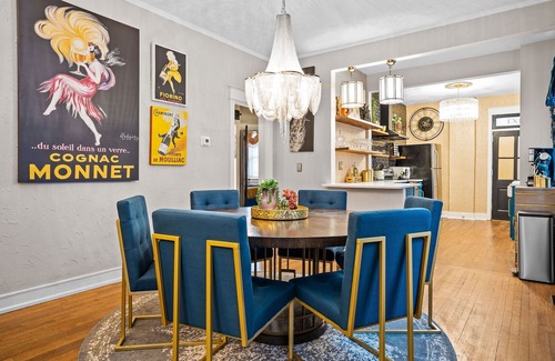 Hanover Place Apartamento | Stunning midtown remodel with 4 kings beds + Parking!